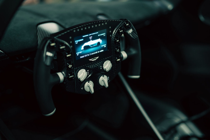 アストンマーティン・ヴァルキリーAMR Pro（ステアリングホイール）