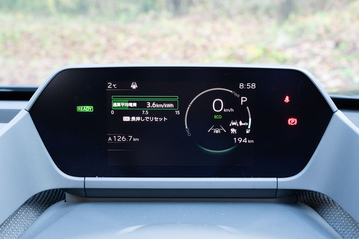 液晶メーターはプジョー車のようにステアリングホイールの上から見るタイプ。さまざまな情報が表示されるが、バッテリーの残量はバーメーターでざっくりとしか示されない。