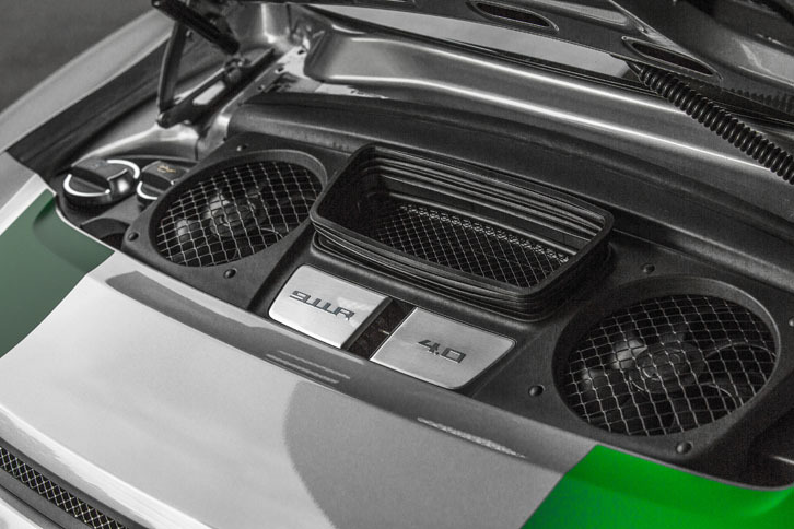 エンジンコンパートメント上部は、「911R」「4.0」と記されたパネルで飾られる。エンジン本体を俯瞰（ふかん）することはできない。