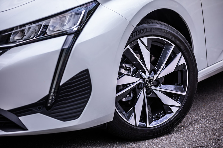 今回の試乗車は標準装備となる17インチホイールに、225/45R17サイズの「ミシュラン・プライマシー4」タイヤが組み合わされていた。