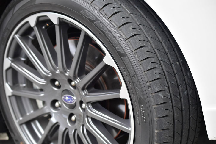 タイヤサイズは前後とも225/45R18。「ダンロップSP SPORT MAXX 050」が装着されていた。