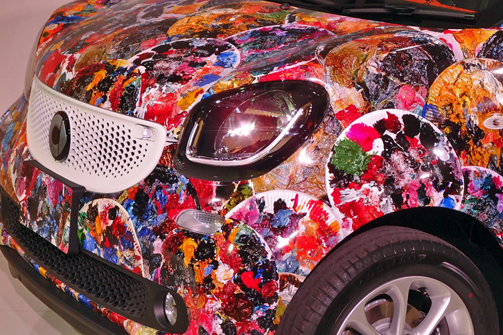 画家 横尾忠則氏の展覧会「横尾忠則 迷画感応術」に出展される、「スマート・フォーフォー」のアートカー。氏が絵画制作の際に使う“紙皿の絵画パレット”をもとにした絵柄で、ボディー全体が覆われている。