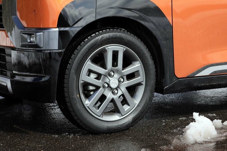 4WD車のタイヤサイズは165/60R15と、FWD車のそれより外径がひとまわり大きく、これも悪路走破性に貢献している。今回の取材車は、ブリヂストンのスタッドレスタイヤを装着していた。