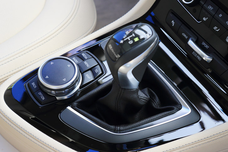 「218d」や「225i xDrive」などに8段ATが搭載されているのに対し、「225xe」には「218i」と同じく6段ATが採用されている。