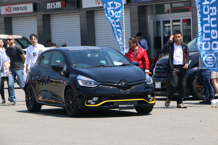 イベントにて初披露された限定車「ルーテシアR.S.18」。フランスから船で日本に届いたばかりというこのクルマの車名は、ルノーの今季のF1マシン「R.S.18」にあやかったもの。5月中旬に限定発売される予定だが、価格などの詳細は非公表だ。