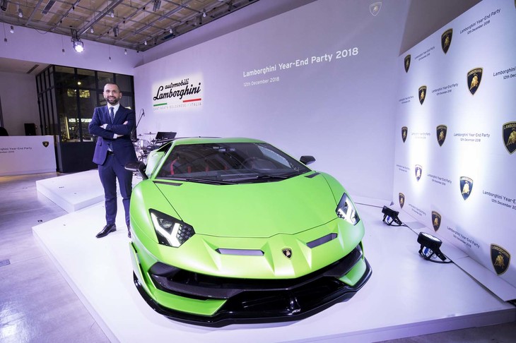 ランボルギーニ・ジャパンのカントリー・マネージャー、フランチェスコ・クレシ氏と「アヴェンタドール SVJ」。