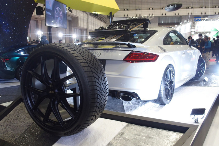 「ダンロップ・シンクロウェザー」と「アウディTT RSクーペ ダンロップカスタム」。