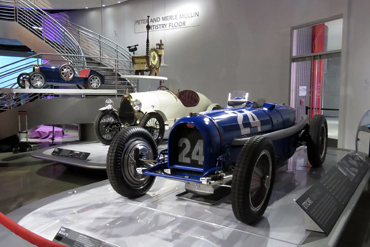 会場の入り口で来場者を出迎えていた、戦前のグランプリカー「ブガッティ・タイプ59/50S」（手前）。