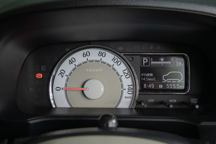 メーターは速度計のみのシンプルな単眼式。燃費やオドメーター、トリップメーターなどの情報は、モノクロのインフォメーションディスプレイに表示される。