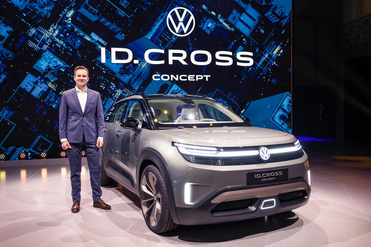 「ID. クロス コンセプト」とフォルクスワーゲンのトーマス・シェーファーCEO。