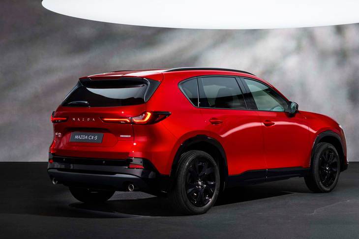 新型「CX-5」のリアクオータービュー。フロントマスク同様、新型ではリアまわりのイメージも現行型から刷新された。