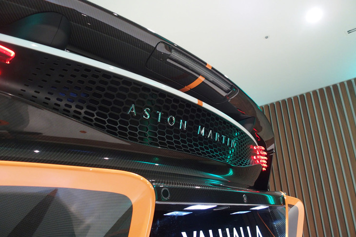 アストンマーティン・ヴァルハラ（リアのエンブレム）