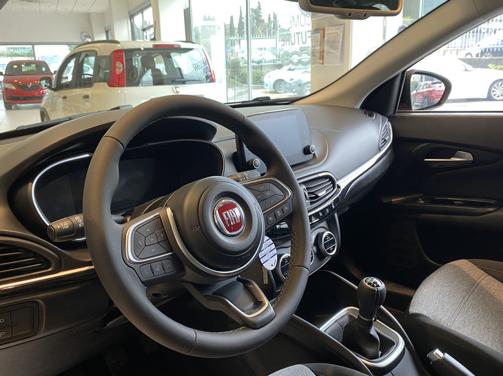 ダッシュボードは上半分を一新。メーターは7インチTFT液晶に、センターディスプレイは今風の独立したデザインになった。ADASも装備された。