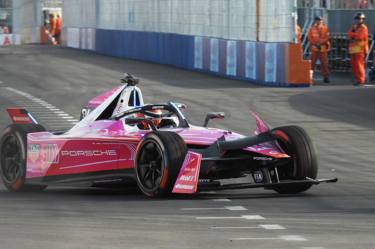 狭いコースではマシンがクラッシュすることもしばしば。フォーミュラEでは、レース中にセーフティーカーが入ると周回が延長され、この東京大会でも2周が追加されることとなった。写真はパスカル・ウェーレイン選手の「ポルシェ99X」。接触でひしゃげたフロントウイングが痛々しい。