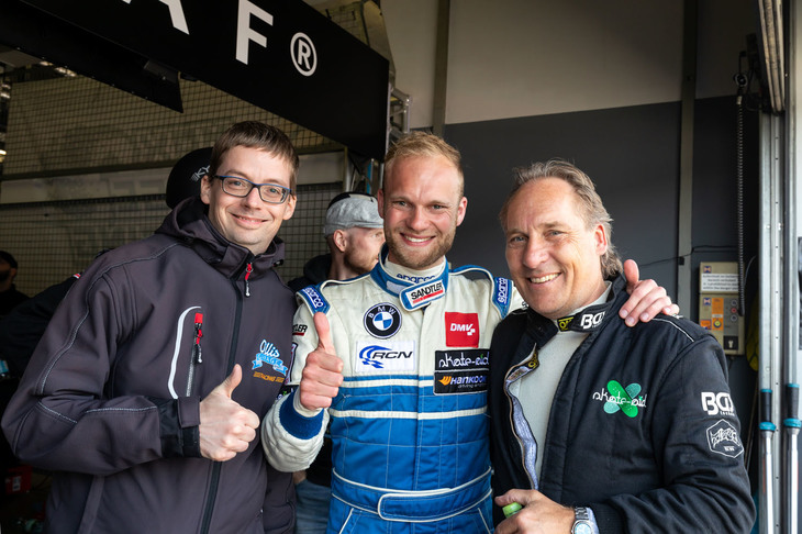 最後のドライバー交代を終えて、みんな笑顔のOllis Garage Racingの面々。2年連続の完走は立派！