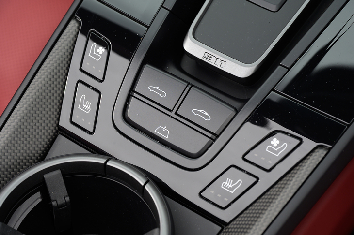 ルーフとウインドディフレクターの操作スイッチはシフトセレクターの後方にある。開け閉めにそれぞれ別のスイッチを用意しているのは珍しい。