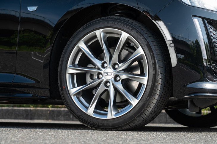 「スポーツ」に装備される19インチアルミホイールと245/40R19サイズのタイヤ。サスペンションは前がダブルピボットのマクファーソン式、後ろが5リンク式だ。