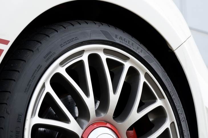 環境負荷の低減も開発のテーマだった「イーグルF1アシメトリック6」。軽量化や、発熱を抑える樹脂を配合したコンパウンドの投入に加え、目に見えるところではラウンド形状のサイドウォールを新たに採用した。リムガード付きのタイヤなどでよく見られる凹面をなくすことで、回転時の乱流を抑制。車体側面の空気の流れを改善し、転がり抵抗の低減も実現している。