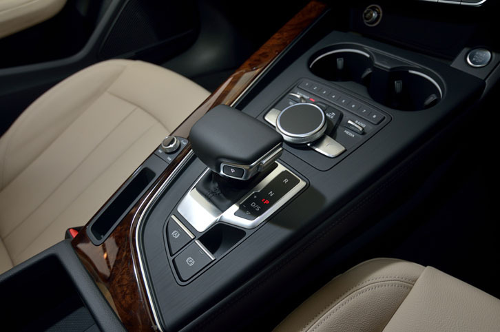 上面が平らな、7段ATのシフトノブ。その前方には、インフォテインメントシステムの操作スイッチがレイアウトされる。