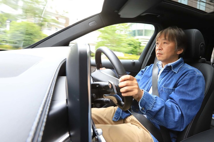 「パナメーラ ターボ スポーツツーリスモ」のステアリングを握る筆者。標準の「パナメーラ」よりもこちらにより魅力を感じるという。