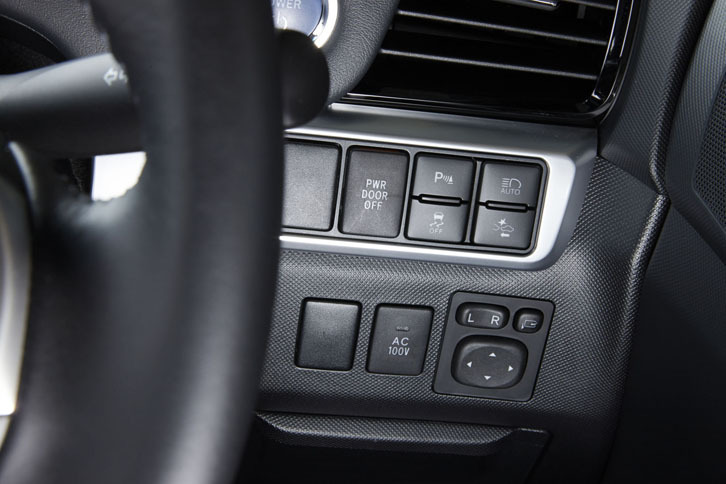 「エスティマ」には、単眼カメラとレーザーレーダーを使った予防安全装備「Toyota Safety Sense C」が搭載される。写真はそのスイッチ類。