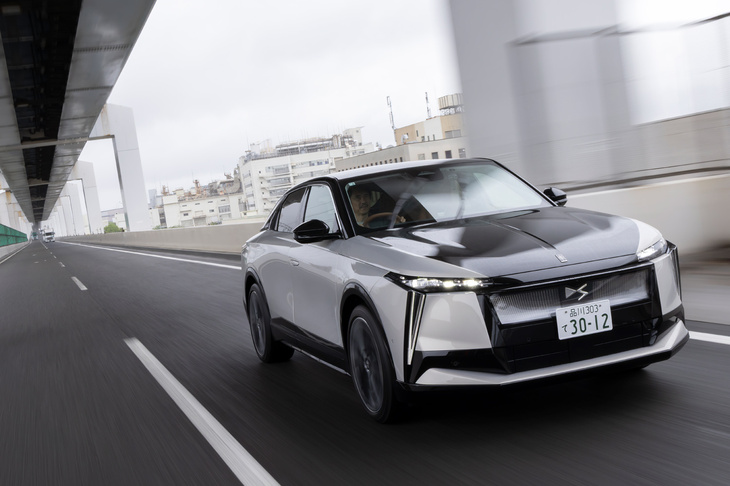 バッテリーは三元系リチウムイオン電池で、現行ステランティス車のなかでも最大の、97.2kWhの容量を実現。日本仕様はAC普通充電に加え、CHAdeMO規格の急速充電にも対応している。最大充電能力は、本国仕様では160kW。日本では充電器側の性能もあって、130kW程度と見込まれている。