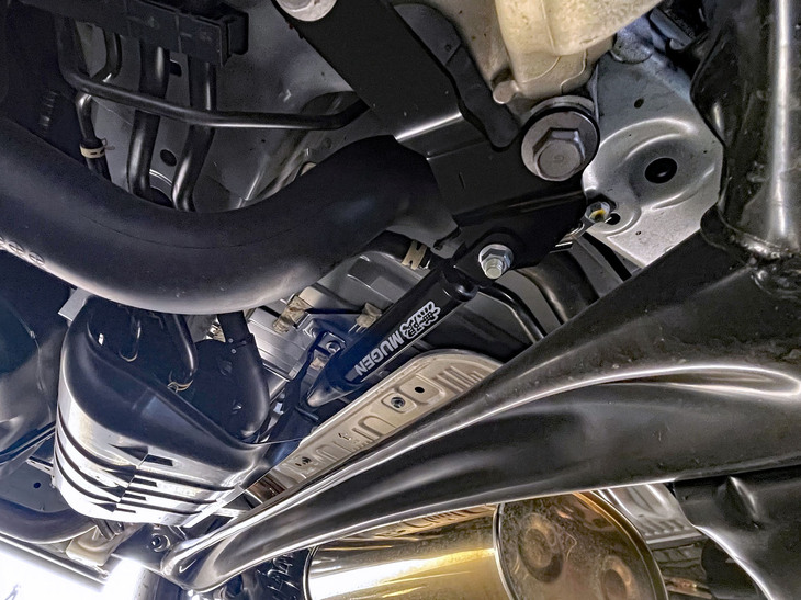 前後のボディー底部に装着されるパフォーマンスダンパー。車体の振動吸収に効果があるほか、車体の余計な動きを排除することで旋回時の頭の入りをよくし、修正舵を減らす効果もあるとのことだ。