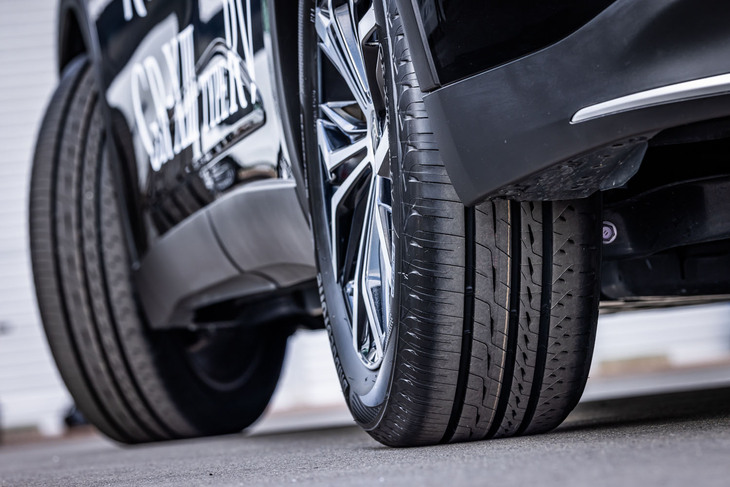 「レグノGR-XIIIタイプRV」では、耐摩耗性の向上と偏摩耗の抑制も実現。ミニバンに装着して行った社内テストにおいては、セダン用の「レグノGR-XIII」に対して19％の摩耗寿命の向上が確認されたという。