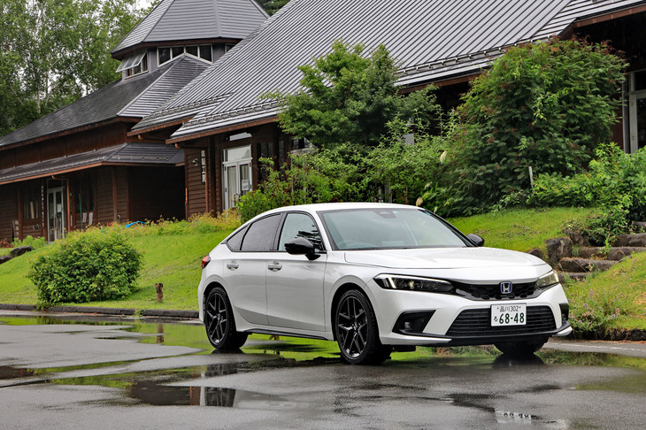 外装には専用デザインのフロントグリルとリアロアガーニッシュ、ブルーの「H」エンブレムなどを採用。ガソリン車との差異化は控えめだが、落ち着きのあるイメージでまとめられていた。