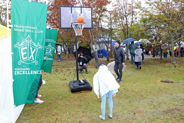 ルノー・ジャポンがサポートするプロバスケットボールチーム「横浜エクセレンス」は、会場でフリースローチャレンジを実施。プロ選手からの指導が受けられるのが魅力なのだが、今回は雨天のため、チャレンジする人は少なめ。それでも小雨となった際に挑戦した女の子は、見事なシュートを決めていた。