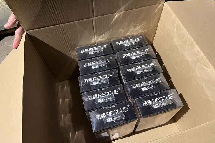 首都高・辰巳PAでポルシェ乗りのカーマニア様が持っていた小型二酸化炭素消火具付き脱出ハンマー「消棒RESCUE」に助けられた。本当に感謝である。身をもってその有効性を確認したので、早速通販で大量購入。備えあれば憂いなし、である。