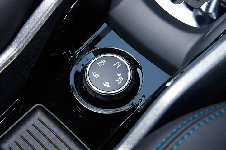 駆動輪に伝わるエンジントルクやブレーキを制御することで、滑りやすい路面での走行をサポートする「グリップコントロール」。走行モードは、センターコンソールに備わるダイヤル式のコントローラーで選択する。