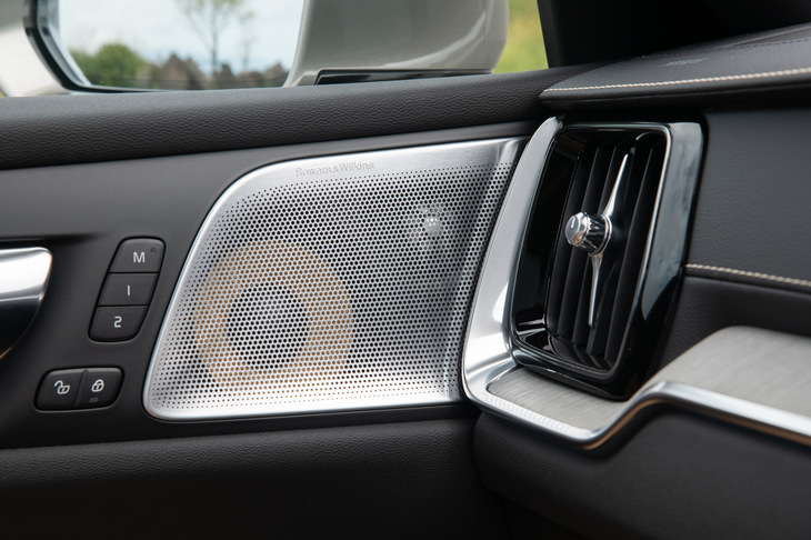 15基のスピーカーを備えた、最大出力1500Wの「Bowers & Wilkinsプレミアムサウンド・オーディオシステム」。33万円のオプションである。