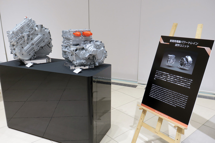 日産自動車が発表した新開発の電動パワートレイン。左が「e-POWER」の「5-in-1」ユニット、右がEV用の「3-in-1」ユニット。