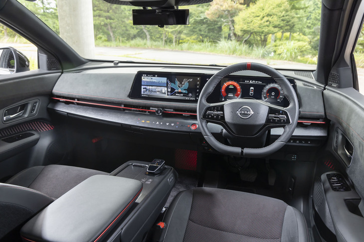 インテリアはブラックを基調に赤のアクセントをあしらったいかにもスポーツカーらしいコーディネート。ウッド調パネルの表面もわざわざブラックに変更している。