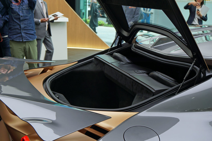 ノーマルの「GT-R NISMO」ではトランクタイプだった荷室は、ハッチゲートを開けてアクセスするタイプに変更されている。