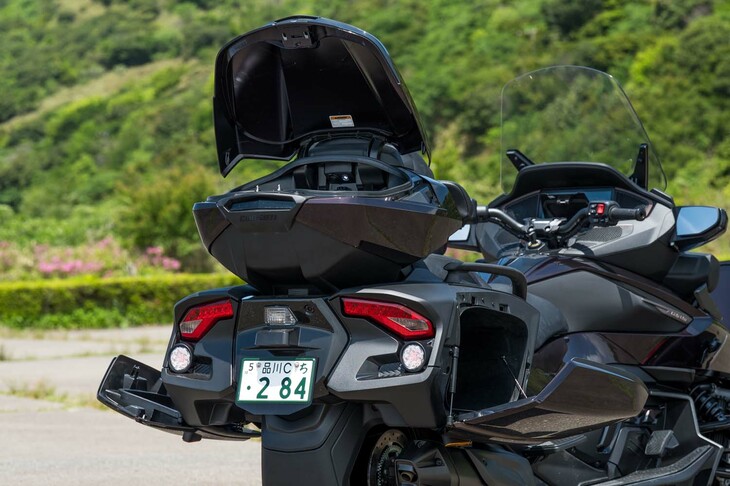 リアにトップケースと2個のサイドケースを、フロントにトランクを備える「スパイダーRT」の各車。積載容量は117リッターを確保している。