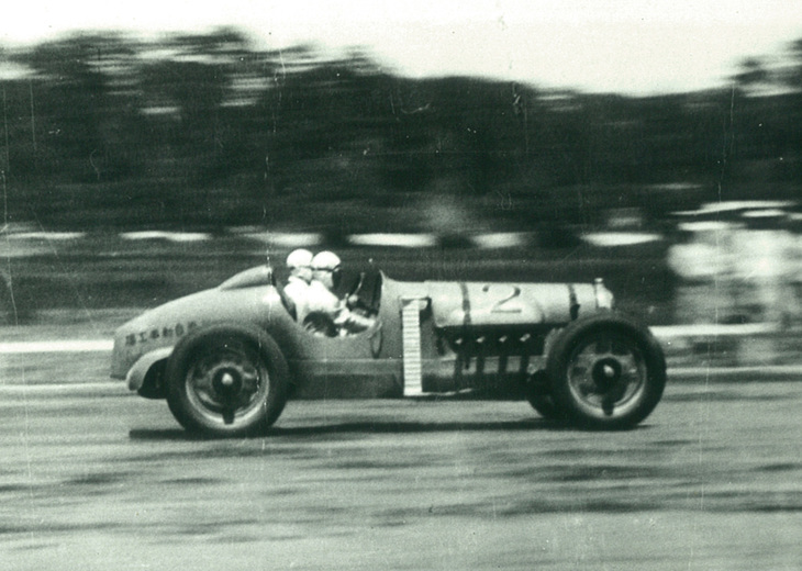 多摩川スピードウェイを走る「カーチス号」。当時のレースではメカニックが同乗した。