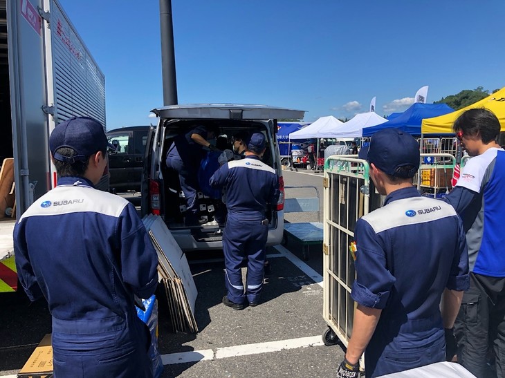 全スケジュールが終わった後は、車検、公道走行チェックを行います。完了すると撤収作業。力作業でどんどん積み込む！ のではなく、頭を使ってパズルのようにうまく組み合わせていかないと、荷物が搬送車に入りきらないのです。でも、全員で力を合わせてあっという間に片付きました！