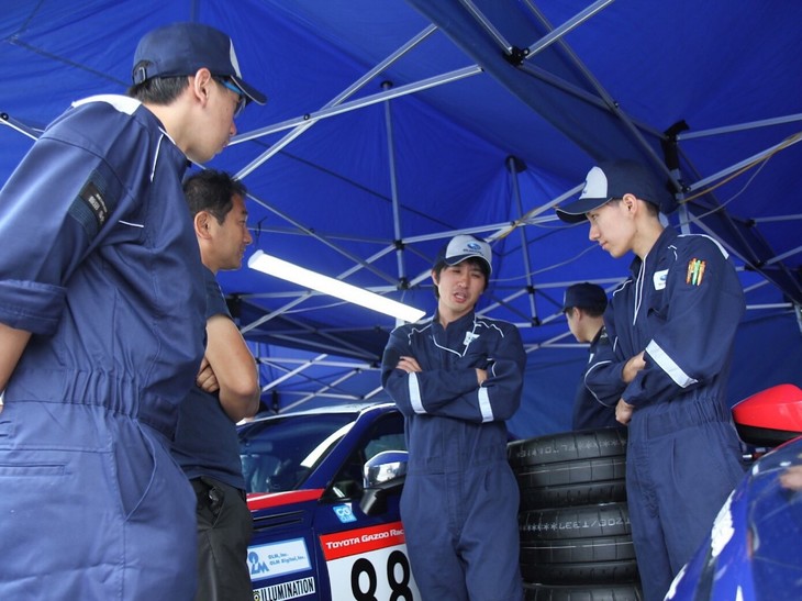 トランスミッション載せ替え作業終了後は、いつもと同じようにギアをなじませるため念入りに試運転をして、調子を確認！ しかしディーラーメカニックさんたちは不安そうな表情……作業を無事終えたのにどうしたのかな？　と思い声をかけてみると、「あまりにも真剣に、念入りに試運転しているのを見て、何かミスをしてしまったのでは？　違和感があるのかも……」と不安に思っていたそうです。念入りな試運転の理由を説明すると、とっても安心した様子。「明日も気を抜かずに頑張ります！」と言ってくれました。