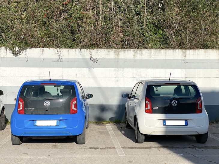 スーパーの駐車場にいた「フォルクスワーゲンup!」。2023年1月撮影。