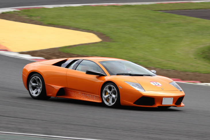 2001年から2010年にかけてランボルギーニの旗艦を務めた「ムルシエラゴ」。段付きのフロントバンパーから、2006年に登場した「LP640」と分かる。車名の“LP”はエンジンが後方縦置きであることを示し、“640”は最高出力を示している。こちらの個体は、ボディーサイドに施された“逆レイアウト”の「MURCIELAGO」ロゴが、クルマ好きには刺さるポイントだ。