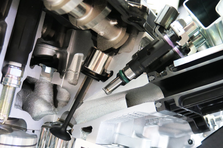 スズキの軽自動車として初めて、1気筒あたり2本のインジェクターを備える「デュアルインジェクションシステム」を採用。燃焼効率の改善が図られている。