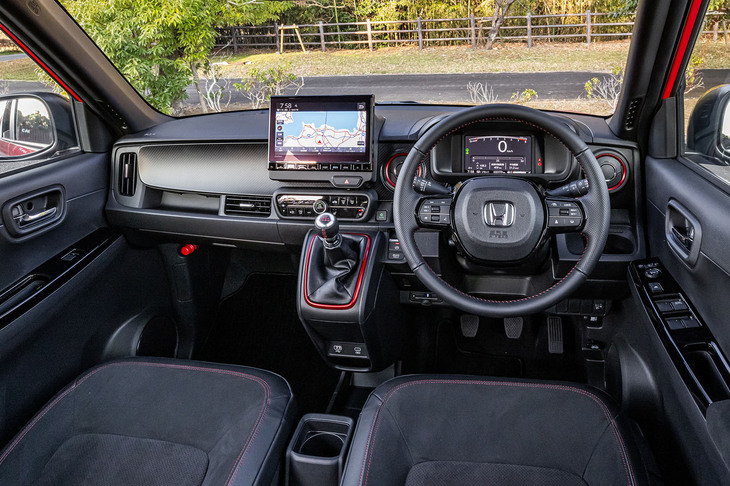 今回の一部改良で、「N-ONE」の全グレードに前方パーキングセンサーと7インチTFT液晶メーターが採用された。カーボン調のインパネガーニッシュは「RS」の専用アイテムとなる。遮音機能つきフロントガラスが採用されるのも同グレードの特徴だ。