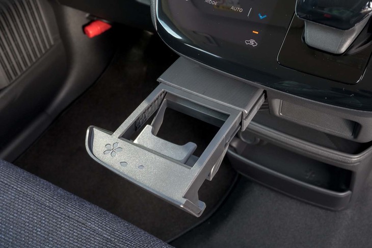 写真のカップホルダーのほか、室内の随所に桜や水引をモチーフとしたアクセントがあしらわれている。