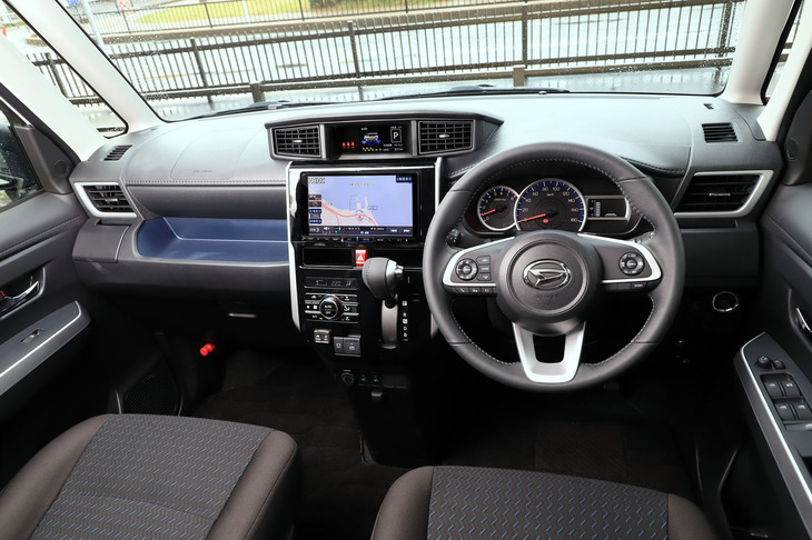 2020年9月のマイナーチェンジで、意匠が変更されたインストゥルメントパネルまわり。助手席側のインパネアッパートレイが、ボックスティッシュを置けるサイズに拡大された。