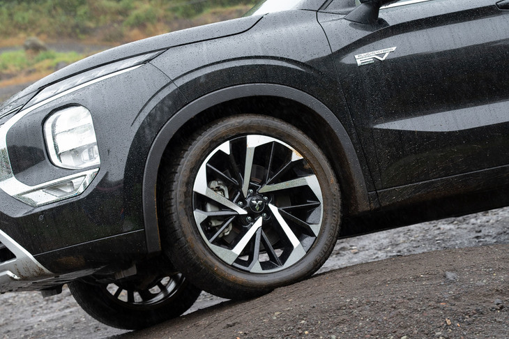 三菱は、現行型「アウトランダー」のデビュー時に行ったオフロード試乗会でも、車両に標準仕様のオンロードタイヤを履かせていた。同車の悪路走破性に、よほど自信を持っているのだろう。