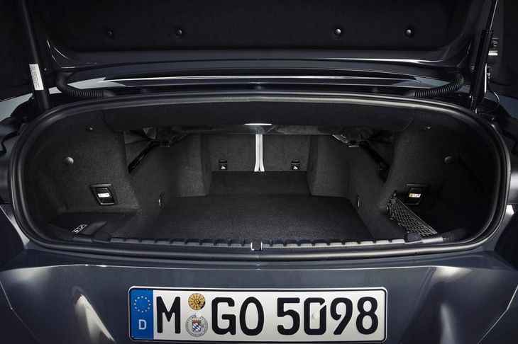 後席使用時の荷室容量は、オープン時で280リッター。ほろを上げると350リッターに変化する。