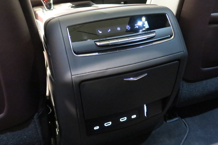 キャデラック・エスカレード スポーツ（後席用エアコンの操作パネル）
