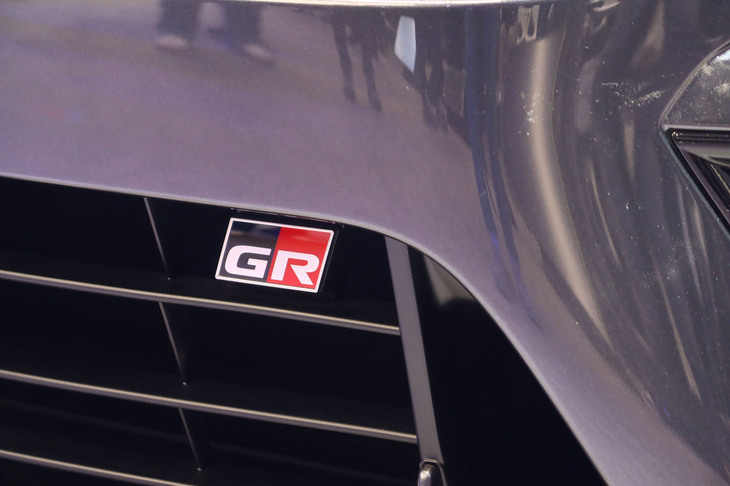 トヨタGR GT（グリル内の「GR」エンブレム）